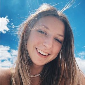 Meet your Posher, Abella